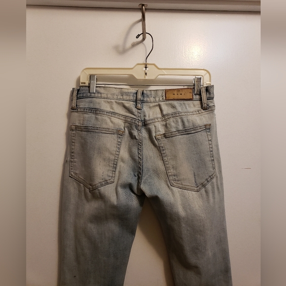 MNML Button-fly zipper, detail @ ankle, light wash. Labeled size 30 - Picture 8 of 9